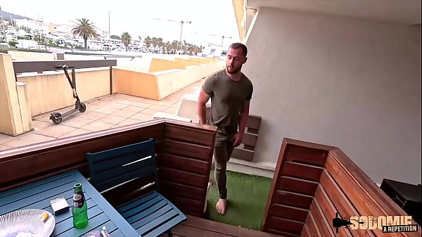 Sophia, belle brune coquine, adore les trios torrides